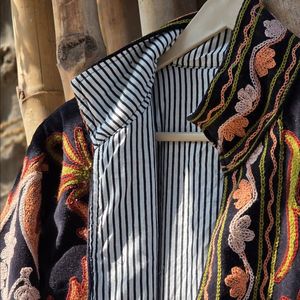 Manteau pull-over matelassé en velours floral brodé à la main pour femme, col mandarin, manches longues, noir et coloré, collection automne-hiver - Product Image 6