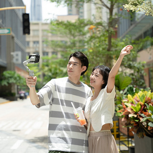 Palo de Selfie FeiyuTech VB4, Portátil, Material ABS, Modo Deportivo, Estabilizador para Smartphone, Seguimiento IA, <span class=keywords><strong>Gimbal</strong></span> de 3 Ejes para Teléfono - Product Image 4