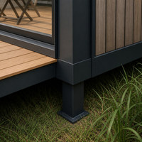 Maison d'hôtes modulaire avec design en conteneur, entrée en verre et terrasse extérieure