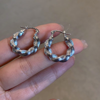 Boucles d'oreilles torsadées rétro européennes et américaines en forme de U anti allergique en acier inoxydable plaqué or 18 carats accessoires de boucles d'oreilles pour femmes