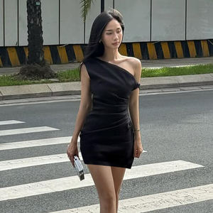 Vestido Mini Negro Elegante Francés con un Hombro Descubierto y Fruncido, Vestido Corto Ajustado a la Cintura, Atuendo Chic para Fiesta de Noche para Mujer - Product Image 2