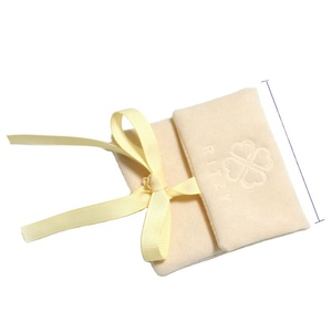 Pochette à bijoux de luxe en daim beige crème avec doublure en satin et insert pour pendentif de collier - Product Image 2