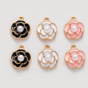 Aleación gota de aceite blanco negro Rosa flor perla Camelia encantos para la fabricación de joyas DIY - Product Image 2