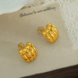 Boucles d'oreilles YF3685 tendance, étanches, en acier inoxydable, plaquées or 18 carats, forme banane unique - Product Image 3