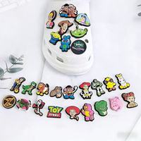 Sepatu PVC 2D HY Hot Selling DY Cartoon Toy Story, Aksesoris Taman Karet Lunak dengan Gesper Bunga Lucu, Model Grosir, Hiasan Sepatu