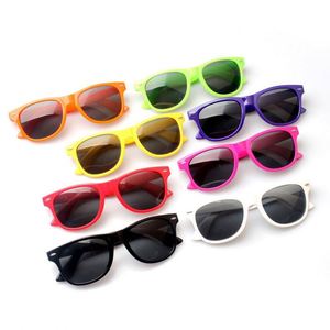 Gafas de Sol Unisex Retro Clásicas con Remaches Modernos, Opción de Logotipo Personalizado Disponible en Monturas Multicolores - Product Image 2