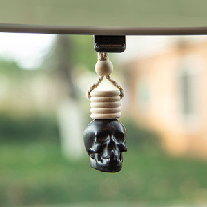 Botella de perfume de aromaterapia Glasa con tapón de rosca negro mate 8ml botella de vidrio colgante de coche con diseño de calavera - Product Image 1