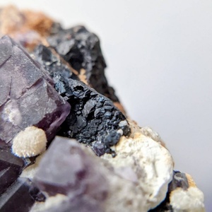 Horloge en fluorite violette naturelle, cristal violet doux, surface polie et lisse, thème bouddhiste, cadeau de remise de diplôme pour la décoration - Product Image 3