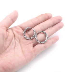 Boucles d'oreilles huggie pour hommes et femmes, en acier inoxydable, hypoallergéniques, torsadées, texturées, minimalistes, modernes, punk, gothiques - Product Image 4