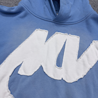 Hoodie Vintage Biru Langit dengan Pinggiran Berjumbai dan Patch Huruf Gaya Y2K