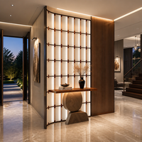 Paravent incurvé rétroéclairé à lattes, ton bois, grille avec accents bronze, éclat chaud, personnalisé pour hôtels et villas