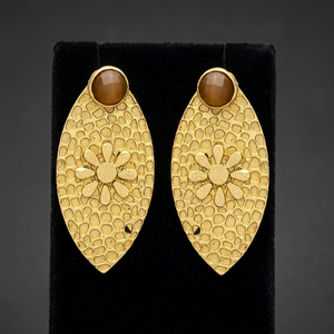 Nouvelles boucles d'oreilles pendantes ethniques texturées plaquées or avec feuille dorée et calcédoine marron, en alliage métallique précieux, faites à la main - Product Image 2