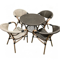 Chaises empilables modernes et confortables en métal et rotin PE imperméables pour hôtel, villa, patio, jardin et cour.