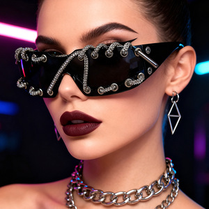Lunettes de soleil Y2K cool à bouclier décoratif en forme de lacet de <span class=keywords><strong>chaussure</strong></span> steampunk 2026, verres foncés, pour fête, mode une pièce, lunettes unisexe avec diamants - Product Image 1