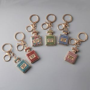 Nouveau porte-clés pour femme, flacon de parfum, porte-clés en alliage serti de diamants, porte-clés de voiture tendance, pendentif pour sac, porte-clés en cristal de strass - Product Image 4