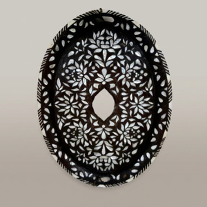 Assiette décorative ovale en bois avec incrustation de nacre, motif floral traditionnel chinois gravé à la main - Product Image 1