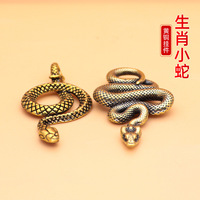 AA016431 Ornements de pendentif porte-clés de voiture similaire serpent fait main en cuivre