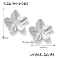 Boucles d'oreilles clous LT-F1221 en acier titane, motif floral géométrique irrégulier martelé et froissé, style vintage