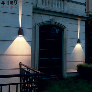 Lampe murale extérieure étanche Ikawa Lighting GP-B063 à double tête, éclairage LED haut/bas pour cour et entrée d'hôtel - Product Image 1