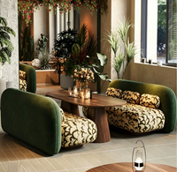 Canapé de restaurant moderne en velours rembourré, tables à manger ovales en bois, chaises de salle à manger en velours vert foncé, mobilier de café bistro