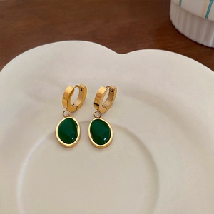SLOONG Boucles d'oreilles en plaqué or 18 carats avec pendentif en pierre naturelle verte Boucles d'oreilles Huggie couleur or <span class=keywords><strong>Bijou</strong></span> vintage pour femmes - Product Image 5