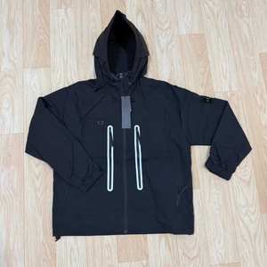 เสื้อแจ็คเก็ตสไตล์ชุดทำงานสีเทาอ่อนสำหรับผู้ชาย ยี่ห้อ Stone ทรงปกติ มีกระเป๋าติด ปิดด้วยกระดุม ผลิตจากวัสดุโพลีเอสเตอร์ ระบายอากาศได้ดี เหมาะสำหรับฤดูใบไม้ผลิ - Product Image 3