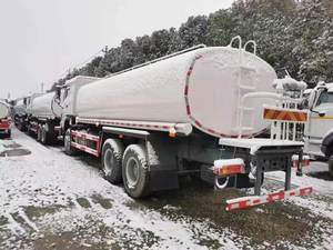 HOWO 8x4 New 400HP 30T Palm Oil Tanker Truck with Fuel Tank Capacity - Product Image 2