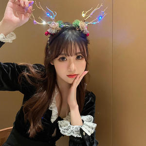 Serre-tête de Noël lumineux avec bois de cerf et branches d'hiver, accessoire de coiffure et de cheveux, ornements de Noël - Product Image 4
