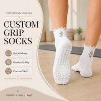 Chaussettes de yoga antidérapantes pour femmes avec bordure à volants élégante et broderie florale