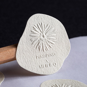 สติกเกอร์แบบกำหนดเอง สีเขียว สติกเกอร์แบบกำหนดเอง สีขาว โลโก้แบบนูน สติกเกอร์กระดาษมีพื้นผิว - Product Image 3