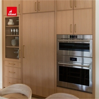 Armoire de cuisine Alland de style Shaker moderne en chêne blanc avec accent en arc et panneau cannelé – Design de cuisine de luxe