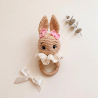 KAIYUE Maßgefertigte Häkel-Rassel in Tierform Holz-Beißring Handgemachtes Baumwoll-Amigurumi Baby-Sensorikspielzeug als Geschenk für Neugeborene