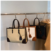 Sac fourre-tout vintage à motif grain de pierre et empiècements contrastants, grand espace, porté main ou épaule, pour femme