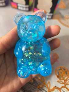 ของเล่นบีบซิลิโคนรูปหมีกัมมี่เนื้อกลิตเตอร์ใส ยี่ห้อ Needoh บรรจุในกล่องของขวัญพกพา - Product Image 5