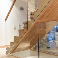 Escalier intérieur flottant droit en acier au carbone moderne nord-américain avec bande de roulement en bois et garde-corps en verre trempé