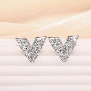 Orecchini a Forma di Lettera V per Donne, Gioielli Minimalisti Scintillanti alla Moda - Product Image 5