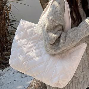 Bolso Tote para Mujer, Gran Capacidad, Relleno de Nailon, Ligero, Informal, para Uso Diario, Color Negro Sólido, con Bolsillo con Cremallera - Product Image 4