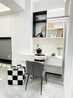 Meuble de salon modulaire personnalisé : bibliothèque traditionnelle, bureau intégré et panneaux en bois stratifié pour toute la maison