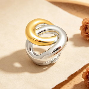 Anillo llamativo de diseño moderno y de alta gama, grueso, entrelazado, con nudo irregular retorcido, chapado en oro de 18K, de acero inoxidable, estilo urbano para mujer - Product Image 1
