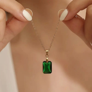 Collana con Pendente in Cristallo Verde Taglio Smeraldo, Catena a Serpente Placcata Oro, Gioiello Classico da Donna per Uso Quotidiano - Product Image 1