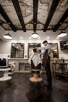 Salon de coiffure de style luxueux Présentoir de meubles design d'intérieur Décoration de magasin de salon de coiffure pour hommes personnalisée