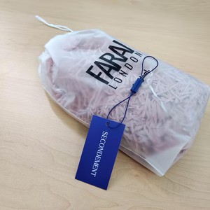 Étiquettes suspendues en papier bleu foncé personnalisées, logo blanc imprimé, forme rectangulaire, pour vêtements, étiquettes de marque pour vêtements. - Product Image 6
