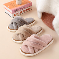 Semelle extérieure intérieure EVA Design croisé de luxe moelleux pour pantoufles pour femmes Nouvelle peluche intérieure floue avec fonction antidérapante pour l'été Wa