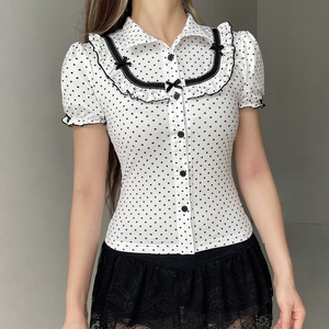 เสื้อเบลาส์ลายจุดสำหรับผู้หญิง สไตล์หวานน่ารัก ระบายอากาศได้ดี คอปกปีเตอร์แพน สีตัดกัน แขนสั้น แต่งระบายชายเสื้อ - Product Image 1