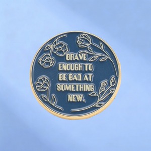 Pin de Esmalte con la Frase: Atrevido Suficientemente para Ser <span class=keywords><strong>Malo</strong></span> en Algo Nuevo - Product Image 5