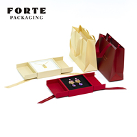 Boîte à bijoux FORTE à double ouverture avec ruban et fermeture magnétique, logo personnalisé, design luxueux pour présentation de bijoux