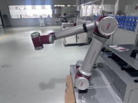 Système de chargement et déchargement automatique CNC avec JAKA, doté d'un bac de décharge pour alimentateur de pièces et d'un bras robotique industriel multifonctionnel