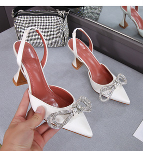 Chaussures à talon de qualité supérieure pour le dropshipping – Escarpins de luxe à strass, talon chaton, à bride arrière, sexy, pour femme, par un créateur - Product Image 2
