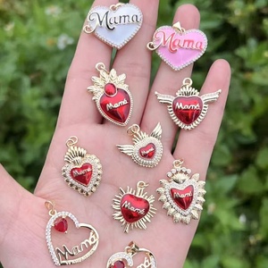 Ciondolo Trendy Placcato Oro 18K con Cuore Smaltato e Cristalli Scintillanti, Scritta in Rilievo, Regalo per la Festa della Mamma - Product Image 2
