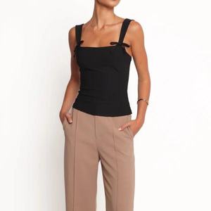 Vente en gros de blouses d'été pour femmes, sans manches, en tricot, col carré, avec logo personnalisé, coupe ajustée confortable, couleur unie, hauts pour femmes - Product Image 1